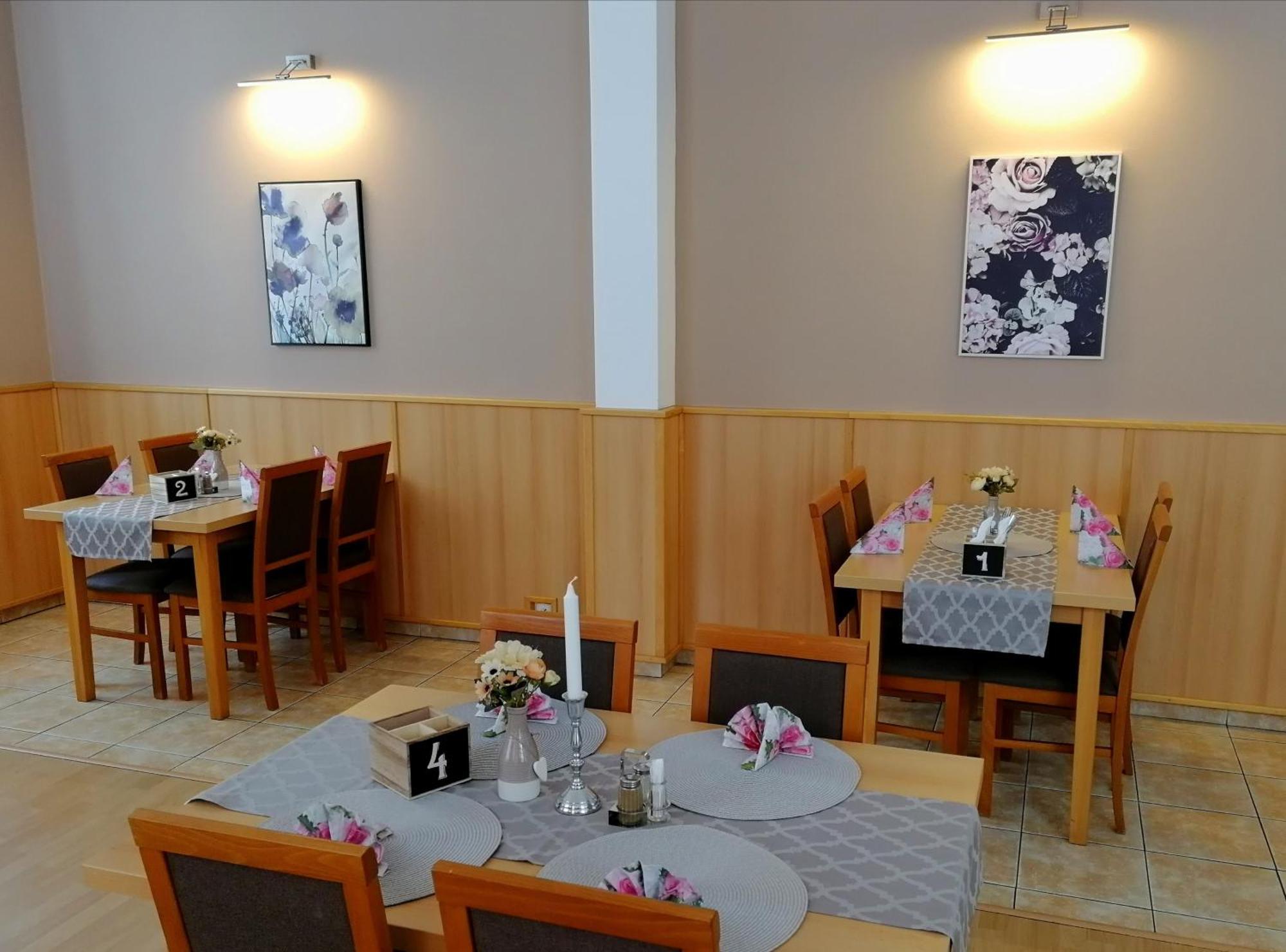 Vzdelavaci Stredisko A Hotel Varnsdorf Exteriör bild