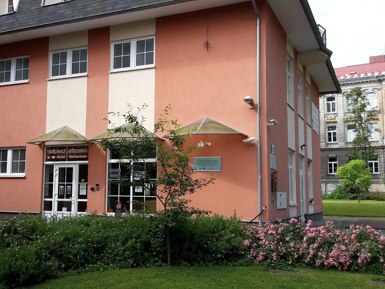 Vzdelavaci Stredisko A Hotel Varnsdorf Exteriör bild